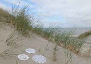 Drie gehaakte kleedjes in duinen