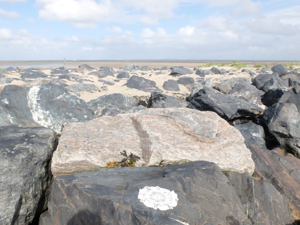 Gehaakt kleedje op rotsen