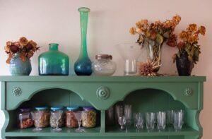 Kast met glazen en droogloemen