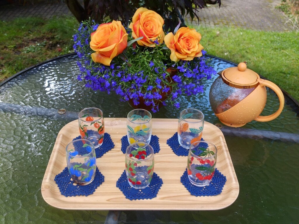 Tuintafel met glazen op gehaakte onderzetters