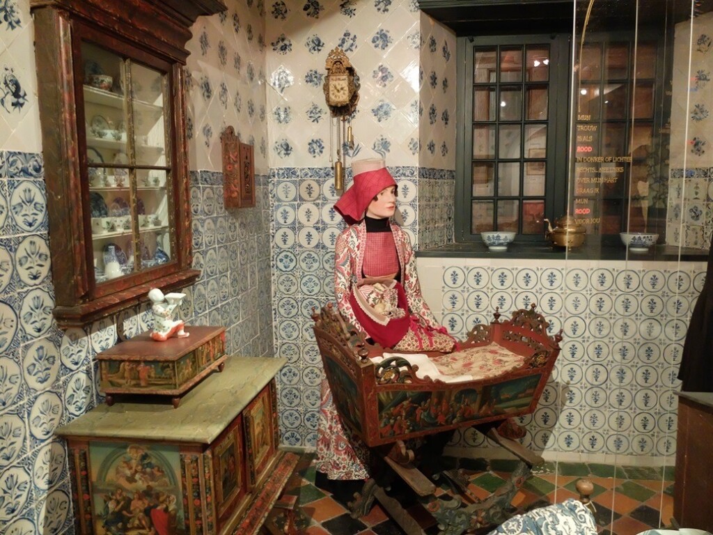 Vrouw bij wieg in museum Hindeloopen