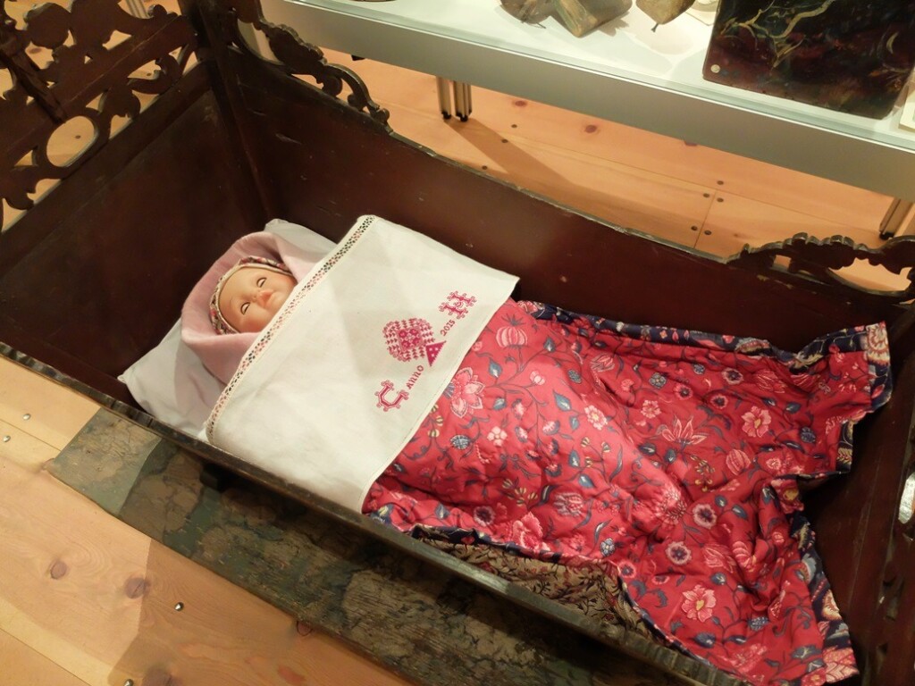 Wieg in museum Hindeloopen