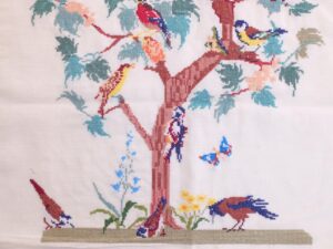 Detail borduurwerk vogeltjesboom