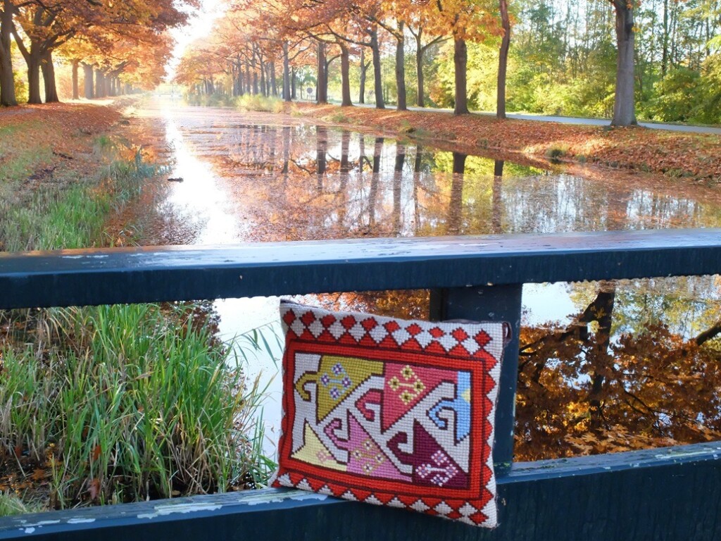 Kussen op brug over kanaal