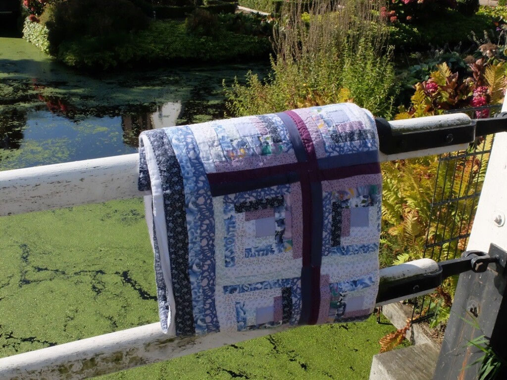 Opgevouwen quilt over ophaalbrug