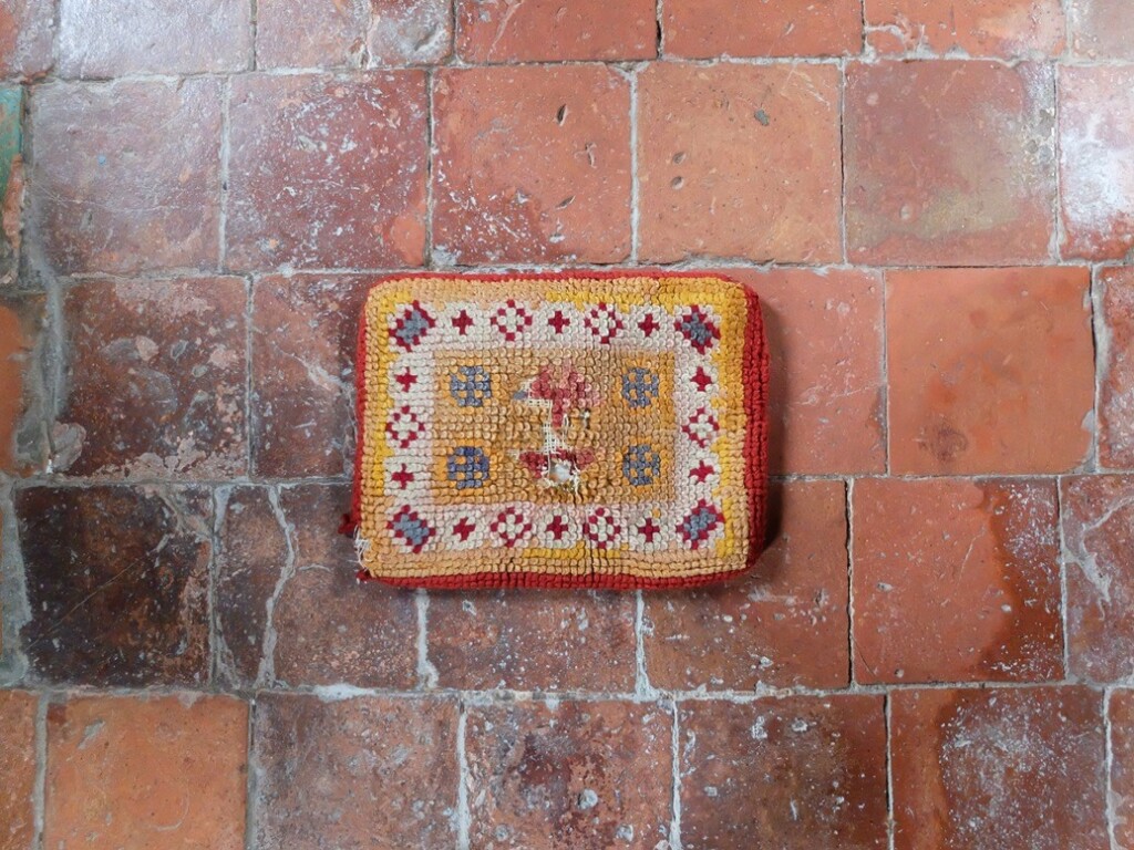 Oud Sudan kussen op eeuwenoude tegelvloer