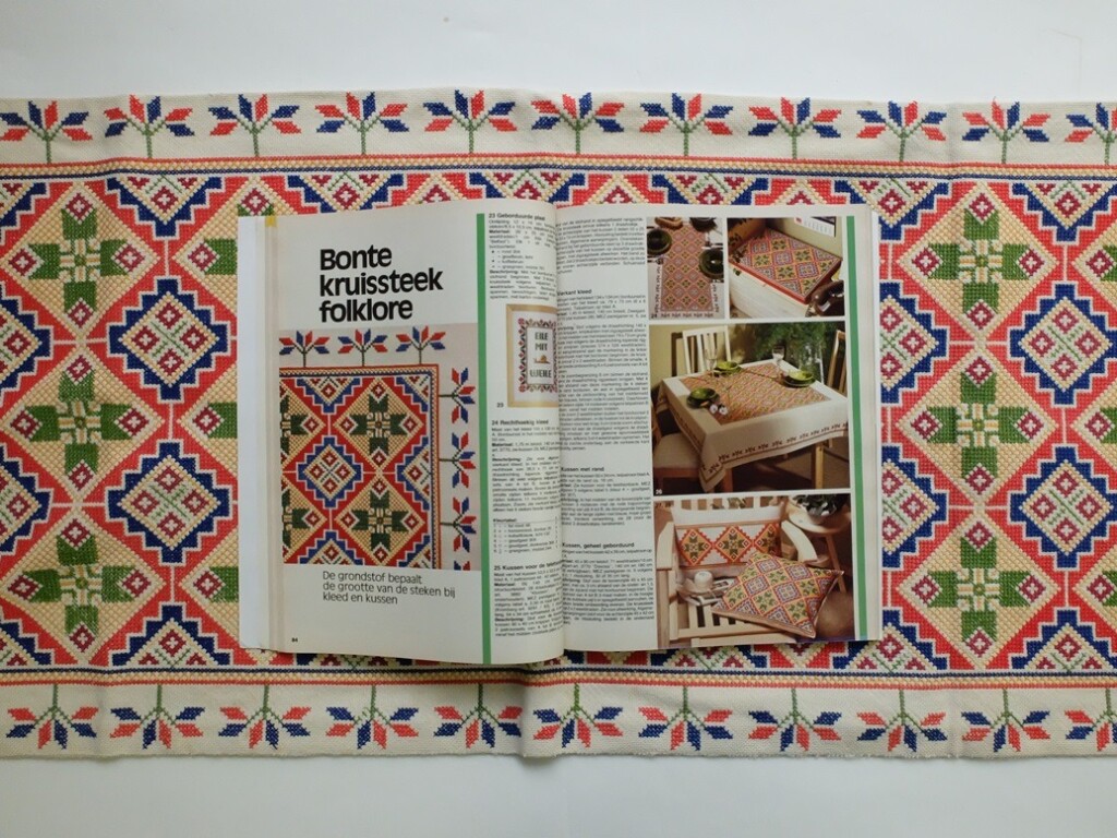 Pagina uit het grote borduurboek Burda