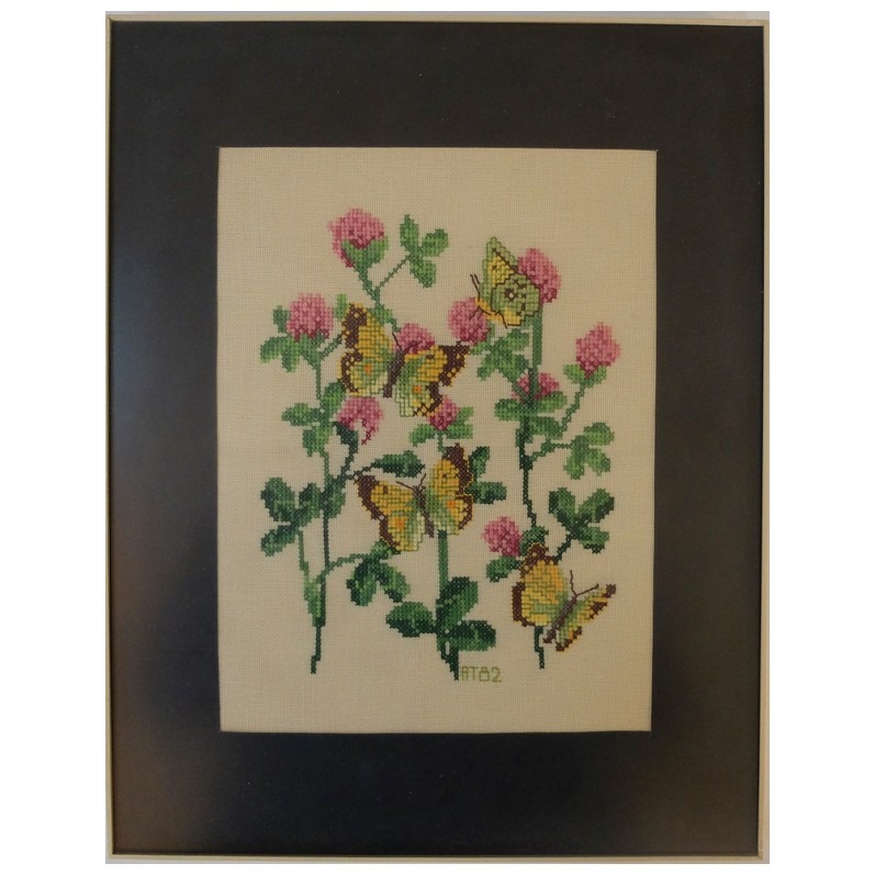 Borduurwerk gele vlinders op rode klaver