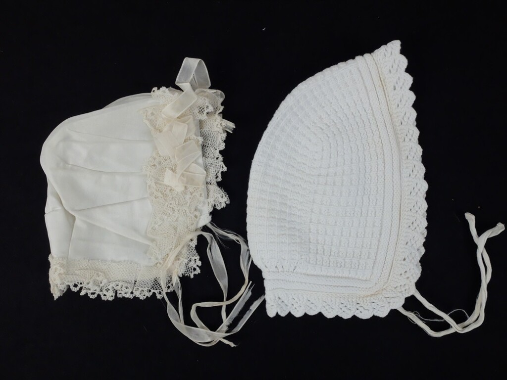 Twee oude babymutsjes