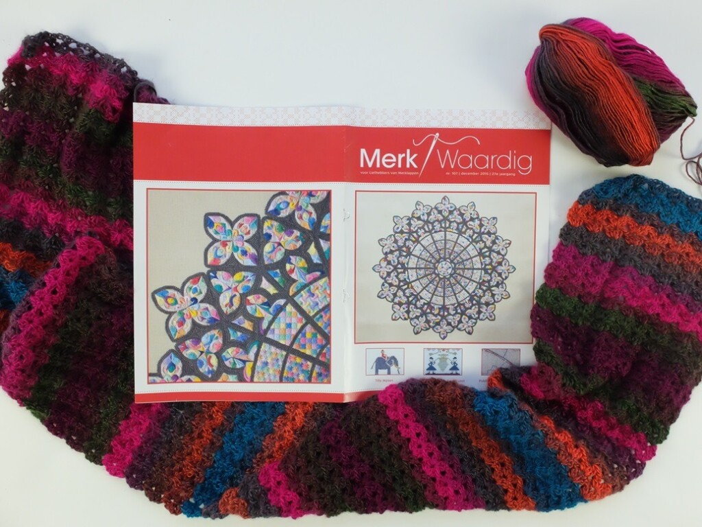 Gehaakte sjaal mettijdschrift Merkwaardig