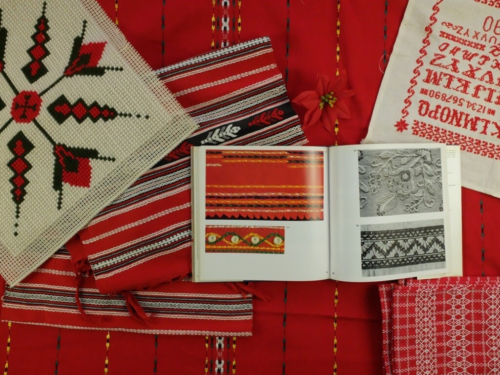 Pagina uit boek Borduurmotieven uit Kroatische volkskunst