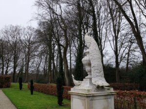 Standbeeld witte pauwen Staverden