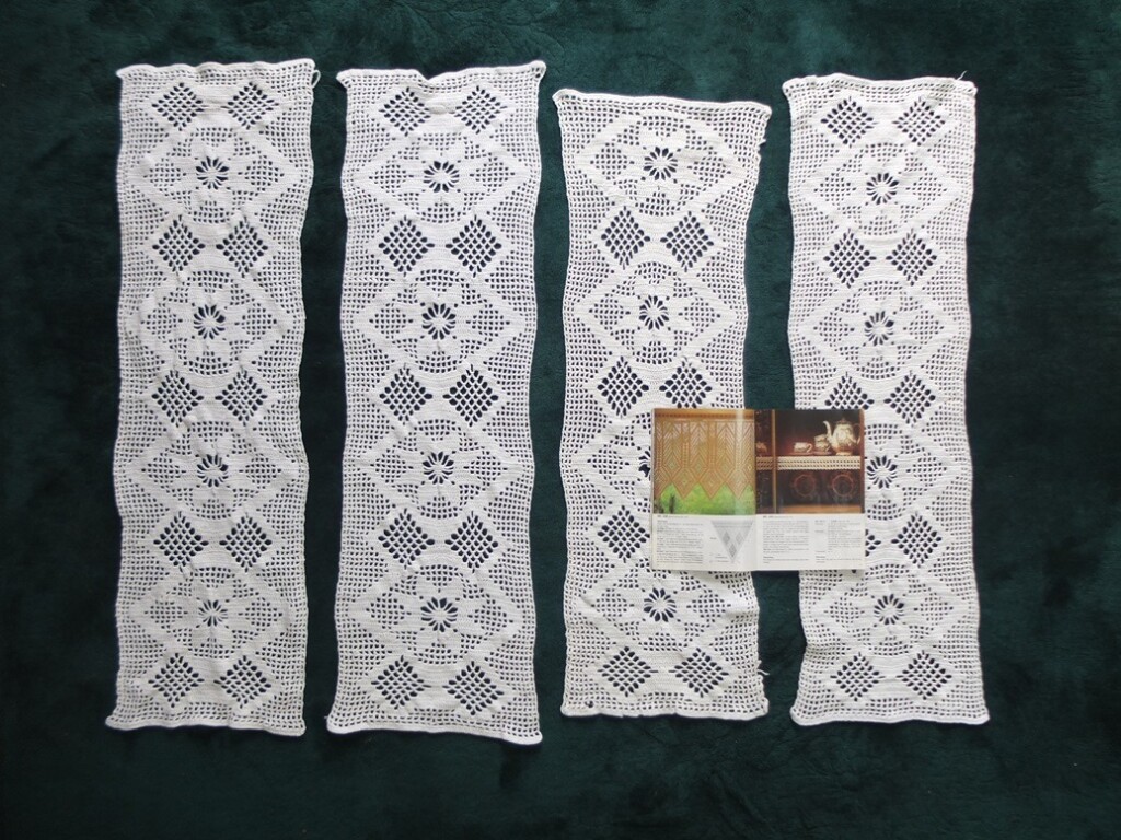 Vier gehaakte gordijntjes met Durable boekje