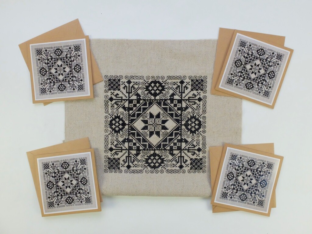 Vier kaarten met geborduurd-motief uit 17e eeuw