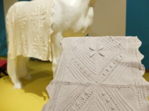 Klein oud gebreid kleedje