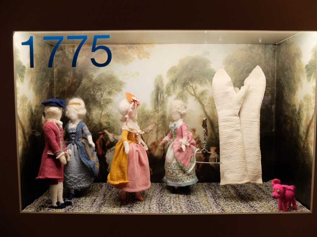 Vitrine jaar 1775 in tentoonstelling breien