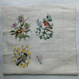 Drie geborduurde vogeltjes