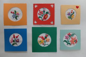 Kaartjes met geborduurde bloemetjes