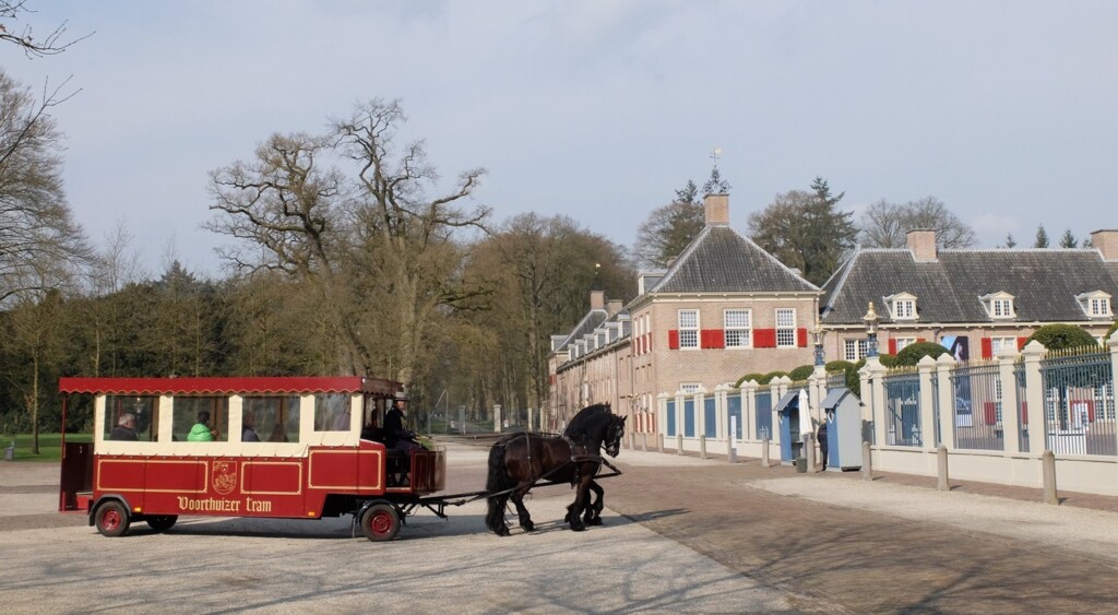 Koets voor paleis het Loo