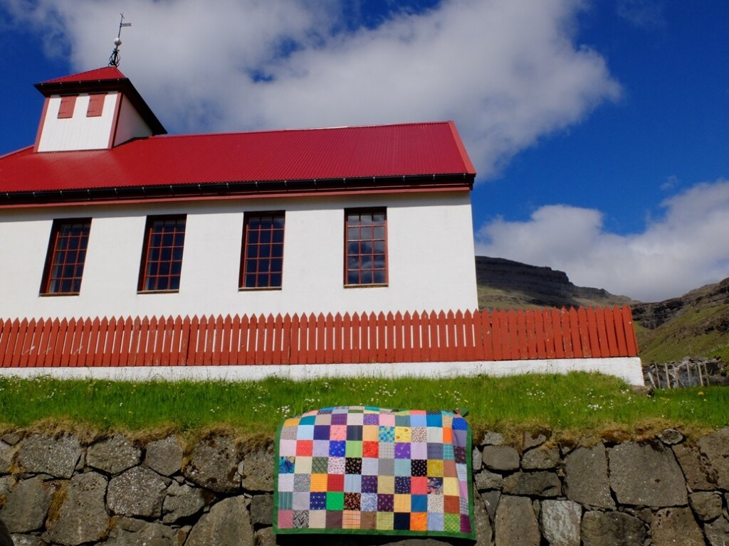 Lappendeken bij kerkje Faroër Island
