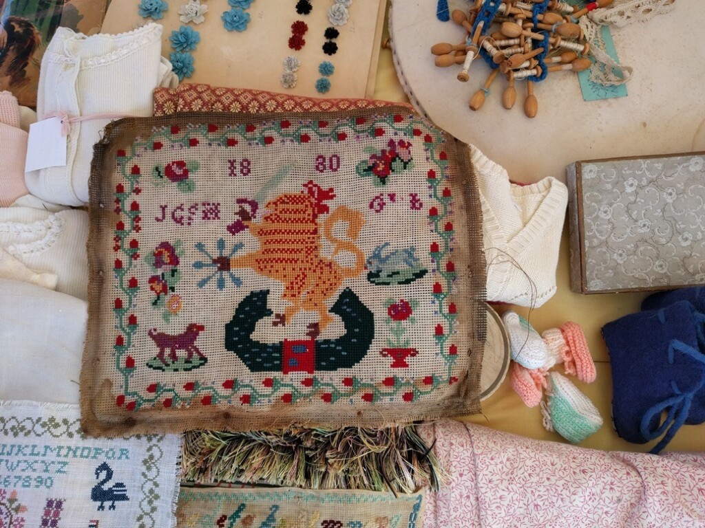 Merklapje met leeuw 1880 op marktkraam