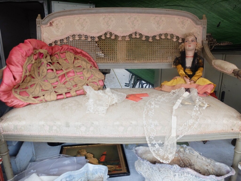 Bankje op antiekmarkt