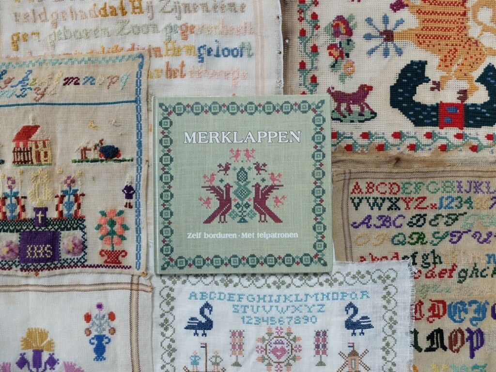 Oude merklapjes met boek