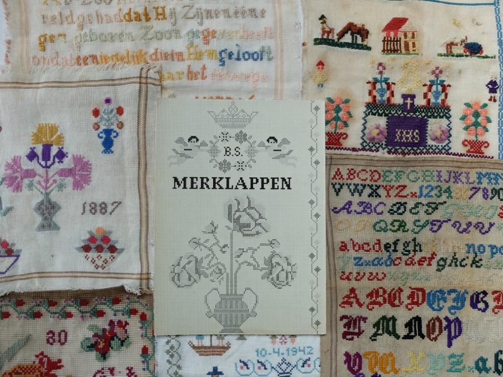 Oude merklapjes met boek