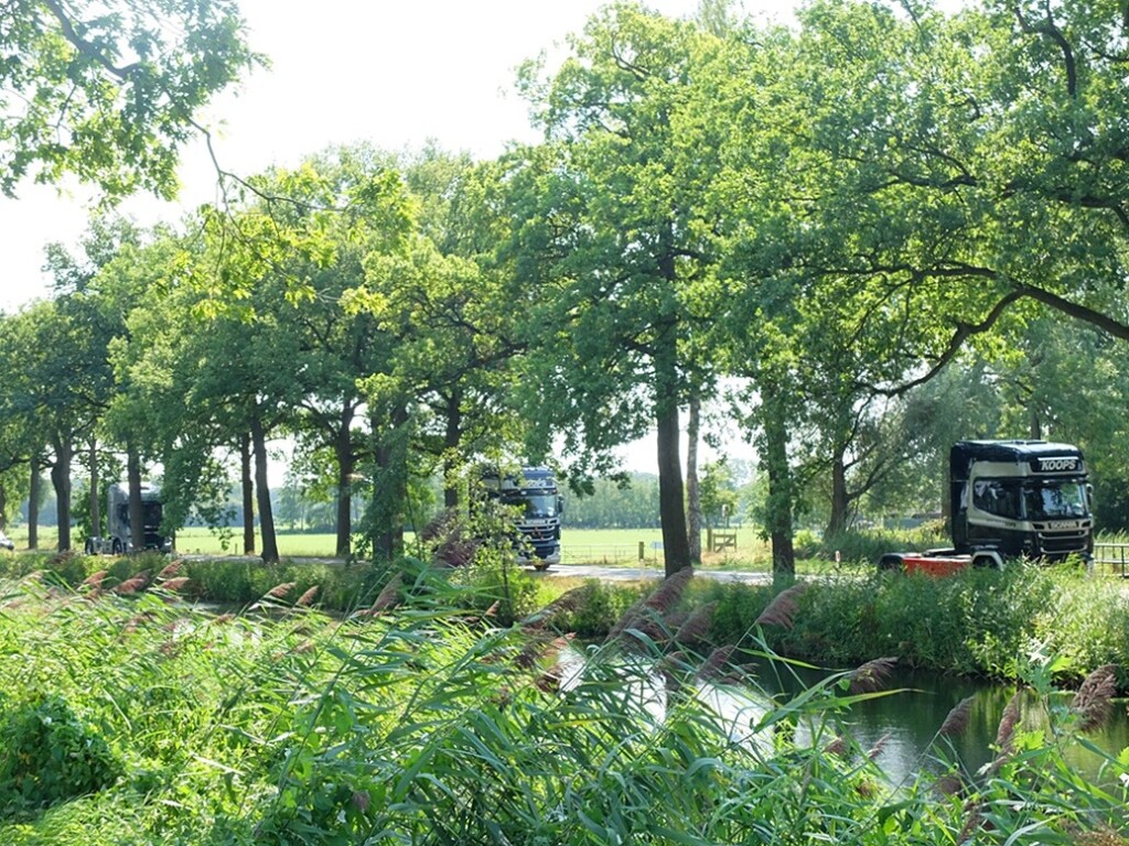 Vrachtwagens langs kanaal