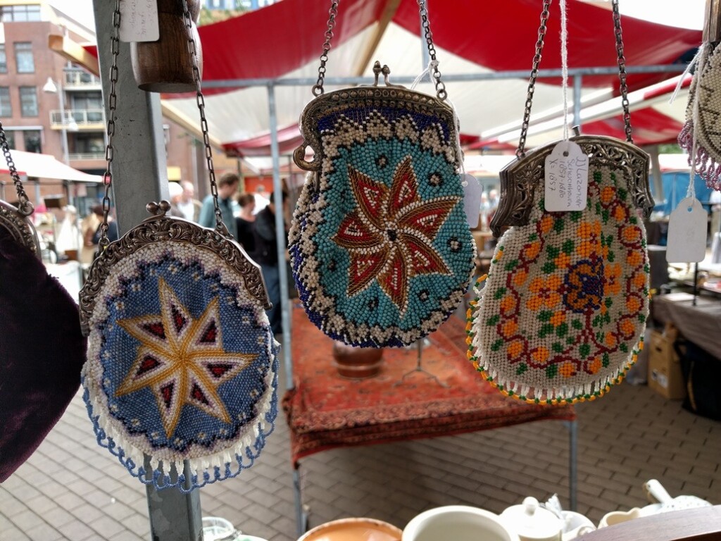 antieke kralentasjes op markt