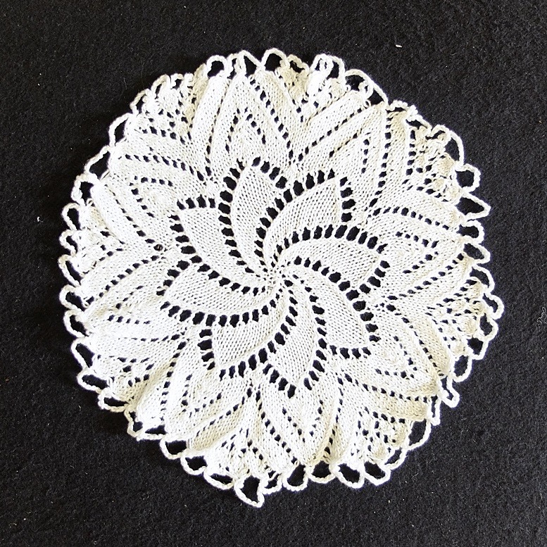 Gebreid wit kleedje (2)