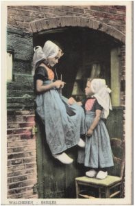 Oude ansichtkaart breiend meisje