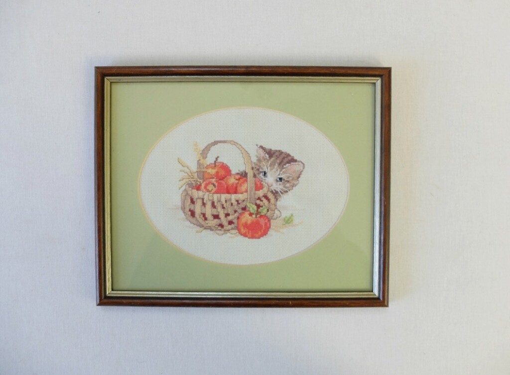 Geborduurd poesje bij appels