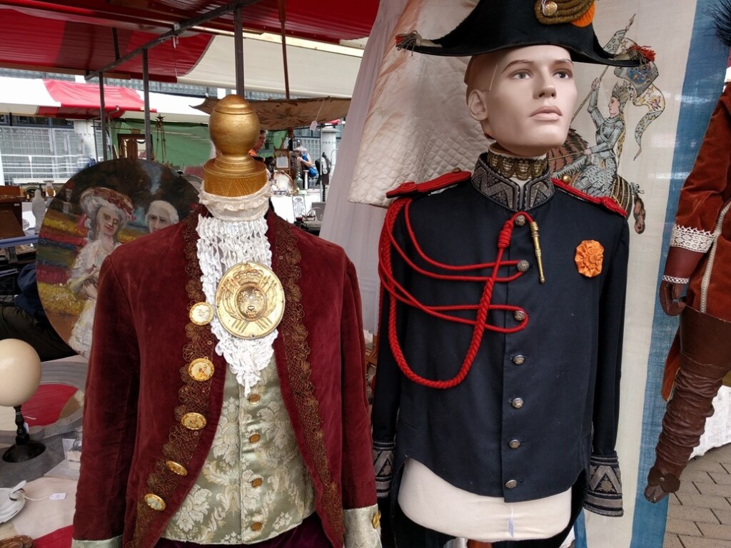 oude kostuums op markt