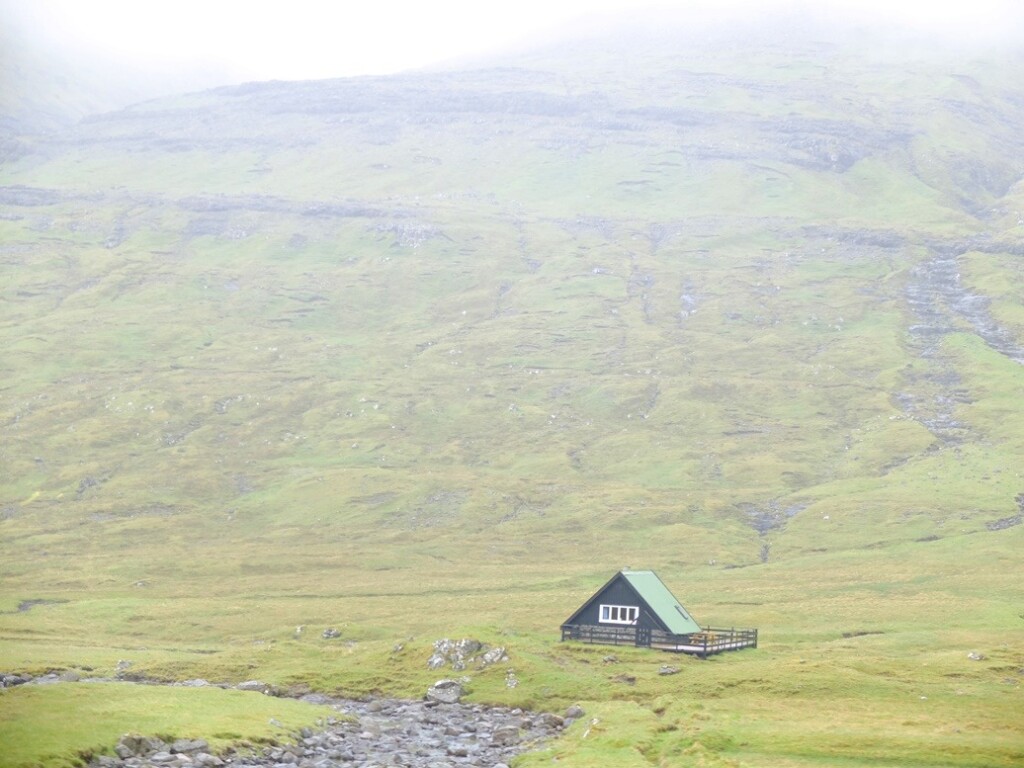 eenzaam huisje op faroer eiland